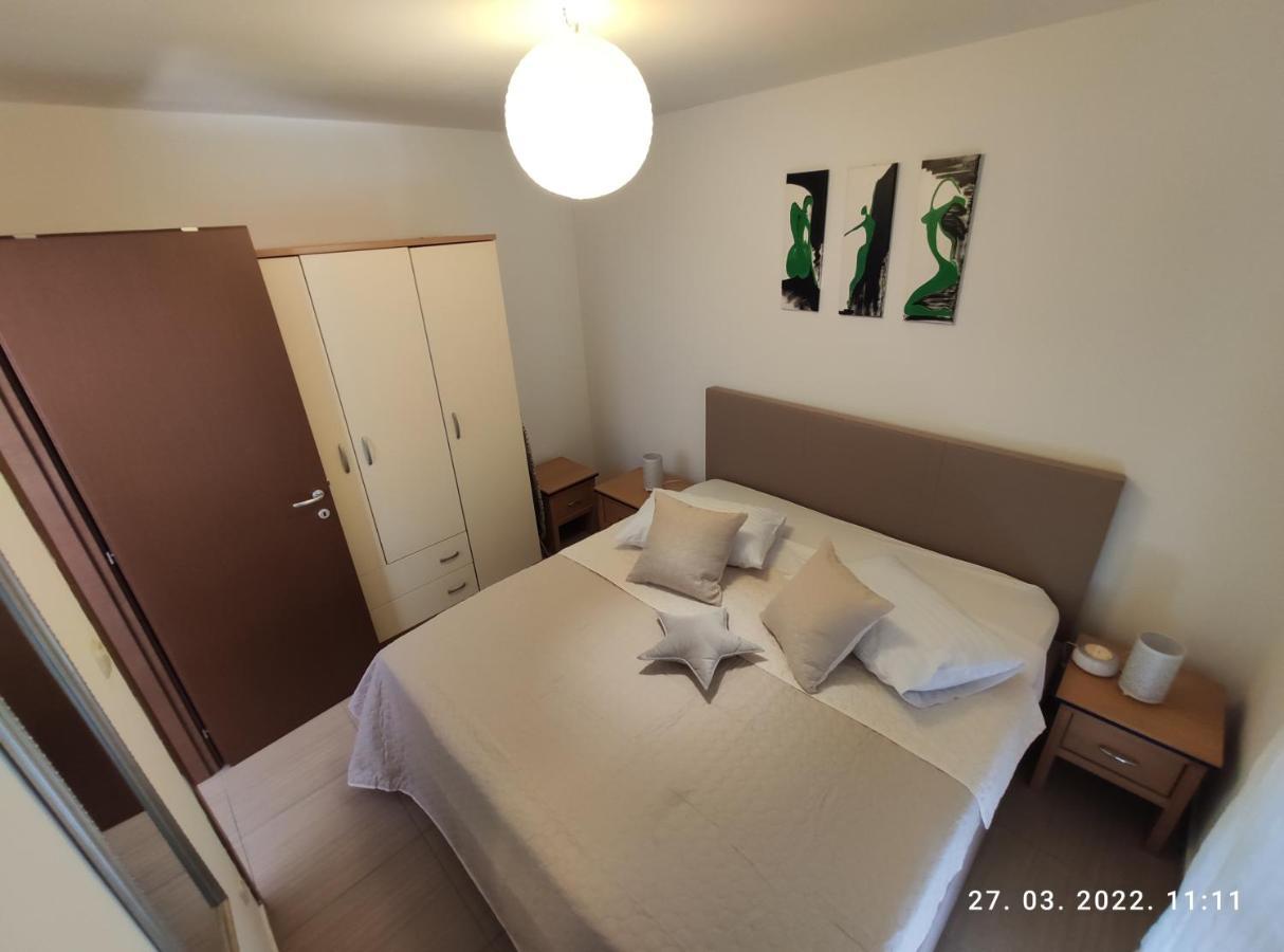 Apartman Antonela With Free Garage Parking Lägenhet Split Exteriör bild