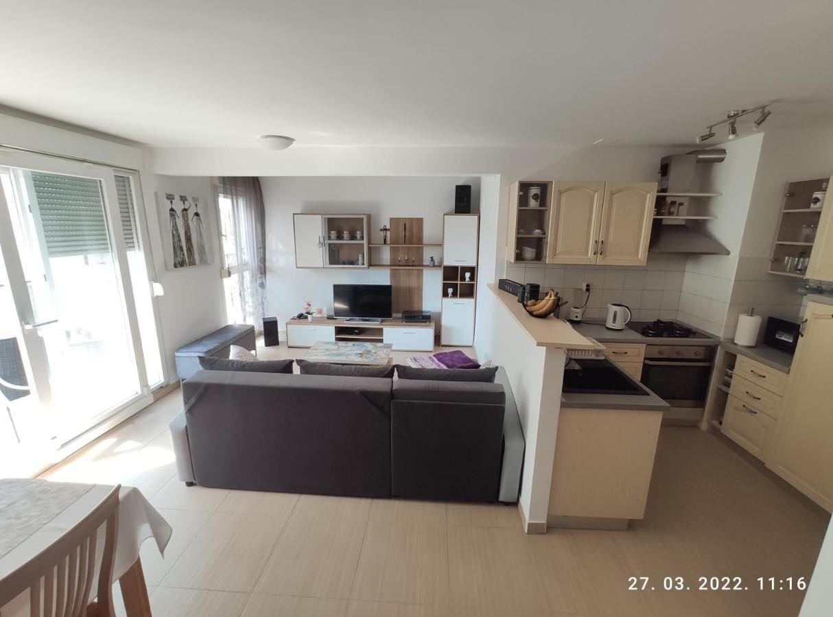 Apartman Antonela With Free Garage Parking Lägenhet Split Exteriör bild